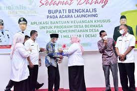 Bupati Bengkalis, Kasmarni Berikan Penghargaan Kepada Pak Jarno Sebagai Tokoh Inspiratif Pendidikan